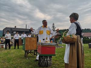 14. Skeč na temo čebel in čebelarjenja sta hudomušno uprizorila čebelar Stane Barbo in gospodinja Štefka Barbo.